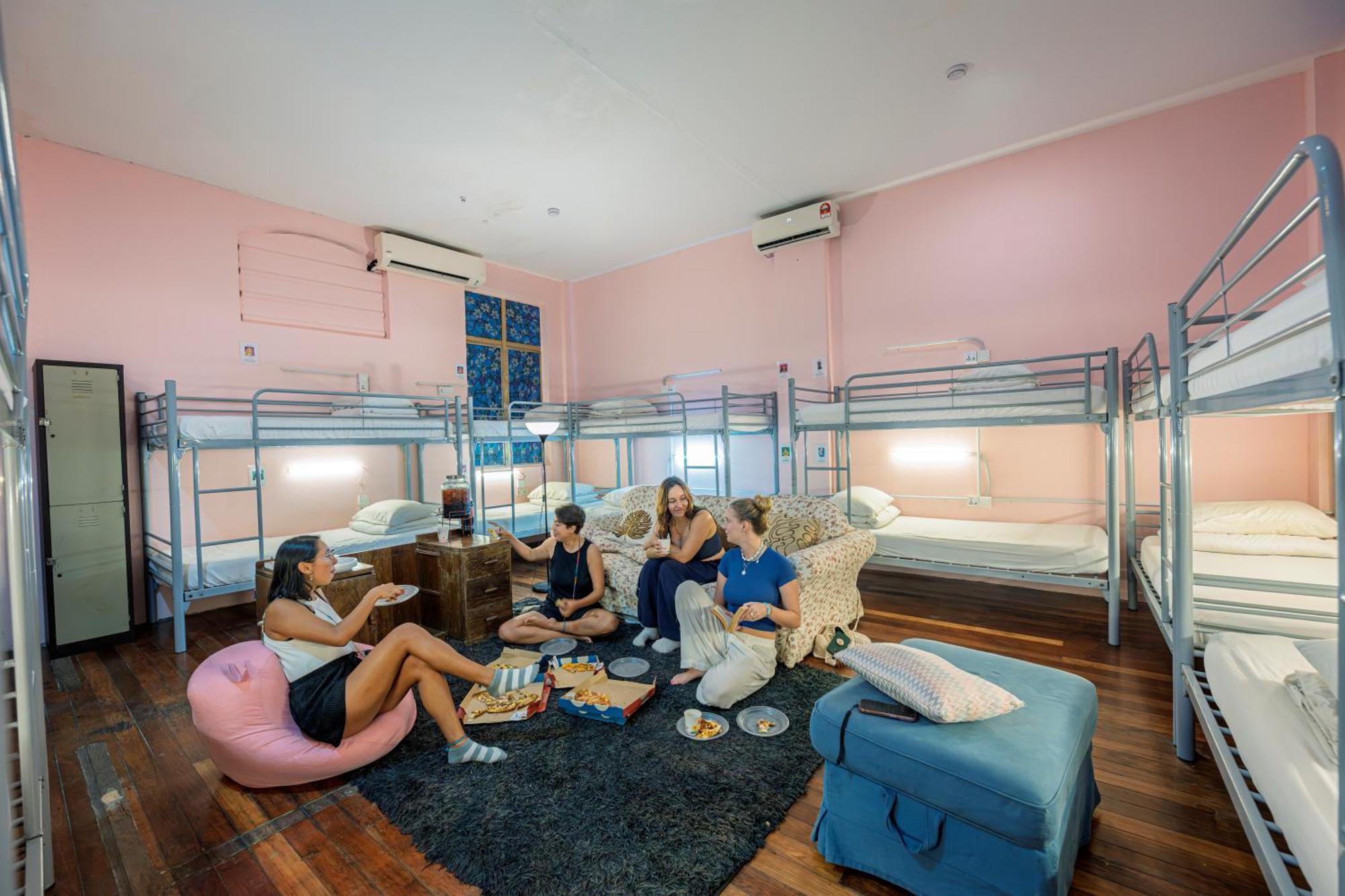 The Manor By Mingle - Poolside Access Next Door — Photos 2
